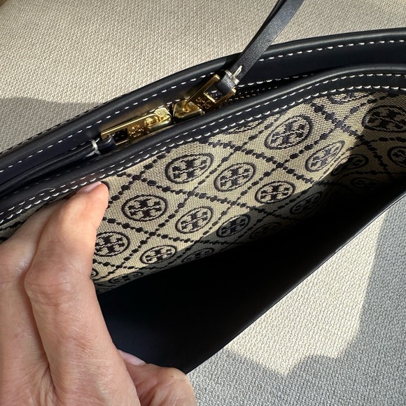 Tory Burch T Monogram Jacquard Travel Pouch
Navy and cream, leather trimmed - Picture 7 of 7